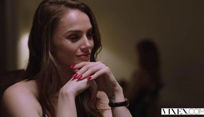 Девушки устроили секс втроем с брутальным лысым мужиком